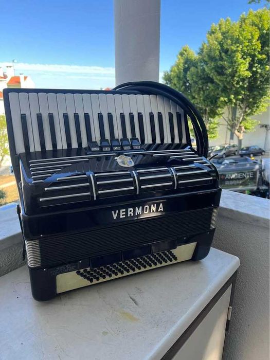 Acordeão VERMONA Mod. 87 Farfisa Italiano — Preto, à 3a voz, em bom estado, com mala e correias