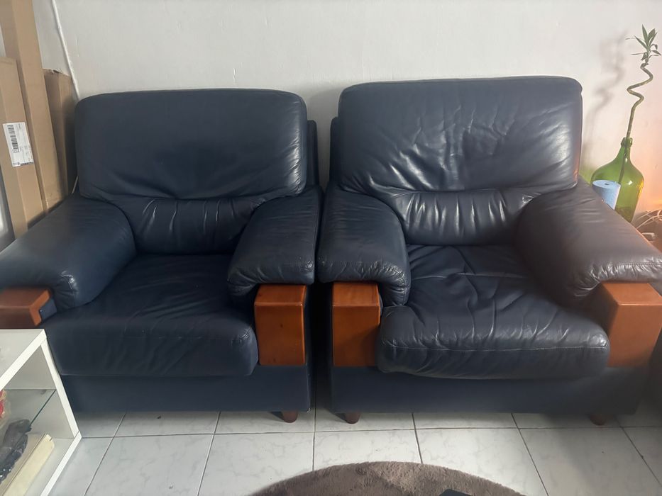 Vendo sofás em pele para desocupar