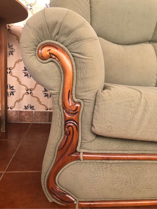 Sofá de três lugares e duas poltronas