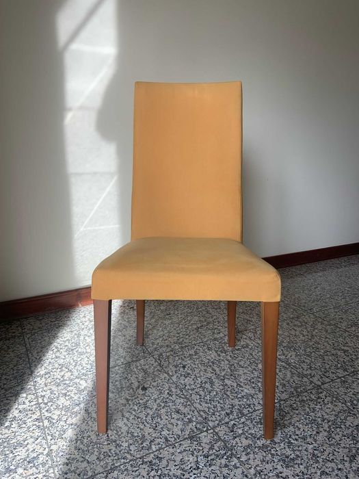 Mesa de Jantar com 6 cadeiras.