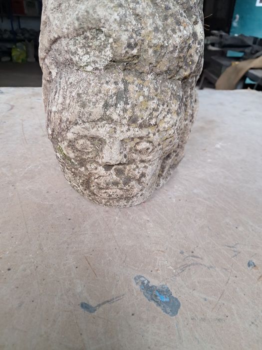 Estatua de santo em pedra.