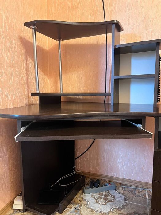 Продам кутовий комп’ютерний стіл з надбудовою та шухлядами