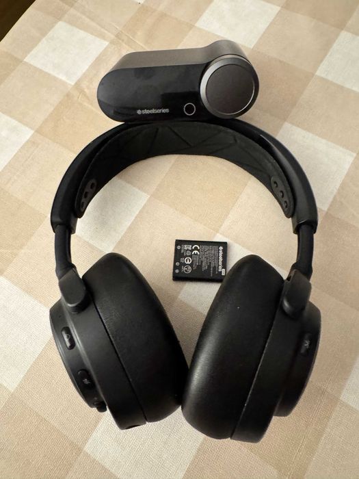 Headset SteelSeries Arctis Nova Pro Wireless (Xbox / PC / PS5) c/ Caixa e cancelamento de ruído