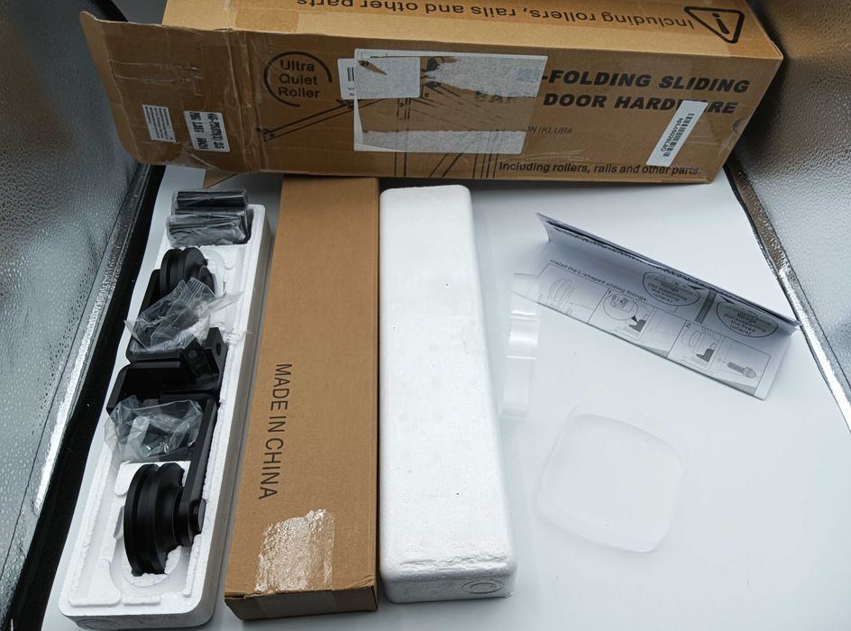 Sistema completo de trilhos para duas portas de correr.