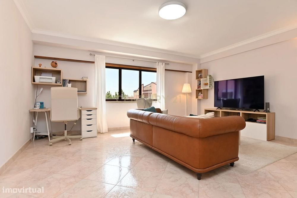 Apartamento T2 com garagem para 2 carros à venda na Ramada - Odivelas