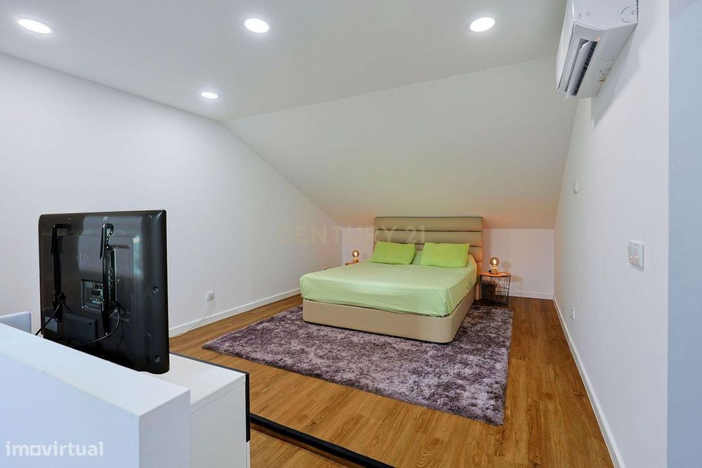 Apartamento T3 Duplex Remodelado no Centro de Corroios