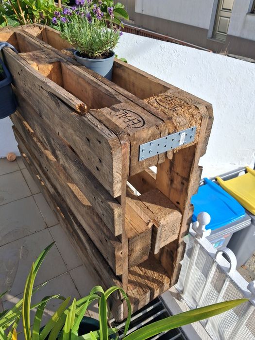 Floreira vertical/suporte rústico para plantas em palete