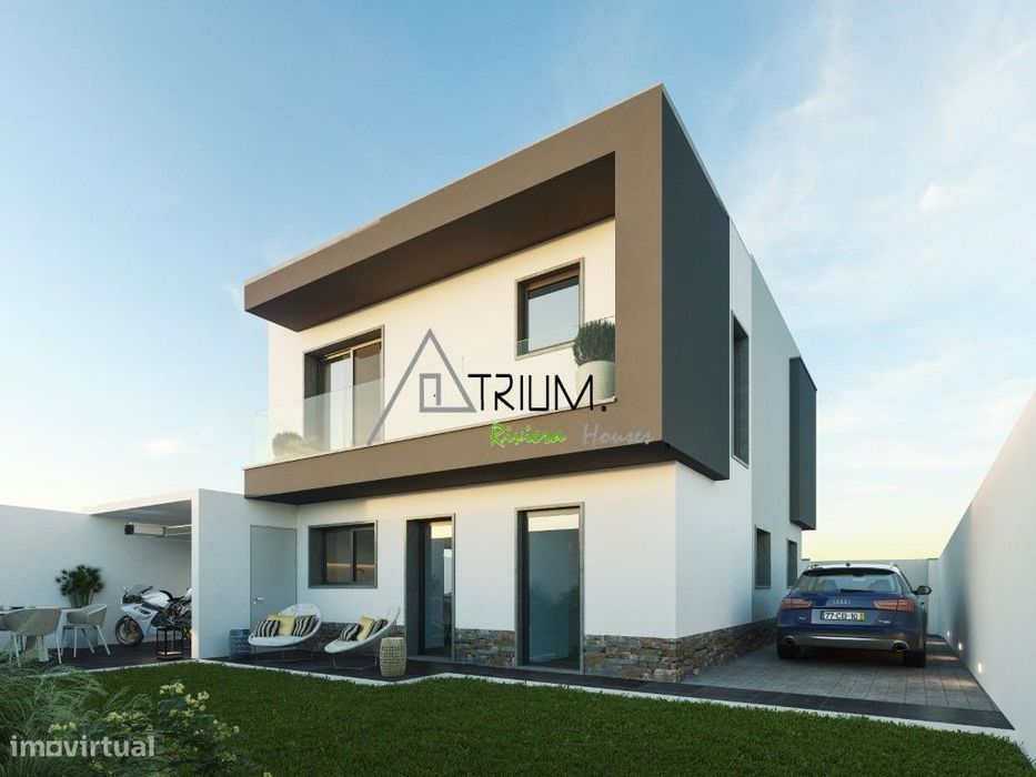 Moradia isolada T3+2, com garagem, jardim e piscina.