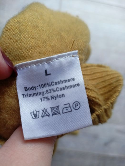 Sweter wykonany w 100% z kaszmiru
-Posiada dwie zacerowane dziurki - z