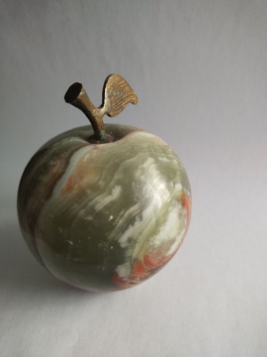 статуетка яблоко