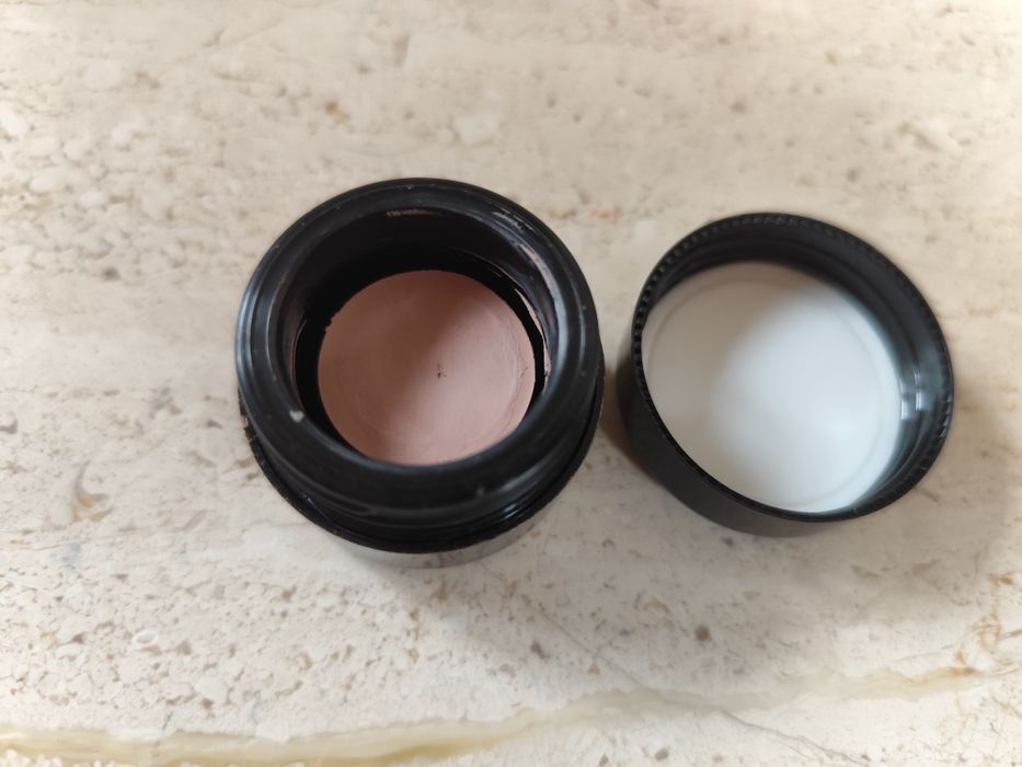 Baza pod cienie Douglas let me stay