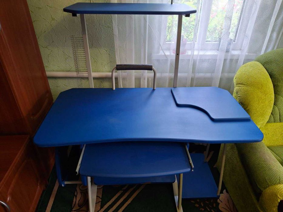 Комп'ютерний стіл