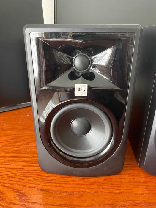 JBL 305P MkII — Par de monitores de estúdio ativos