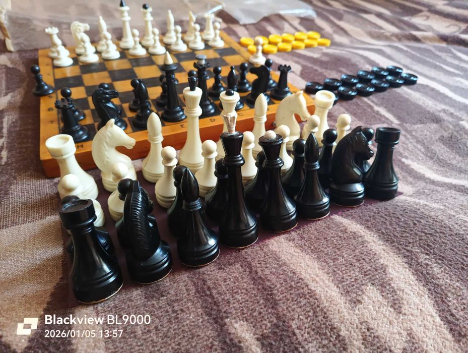 Шахматы,шашки,домино карболит - времён СССР 1979 год,доска 36 на 36 см