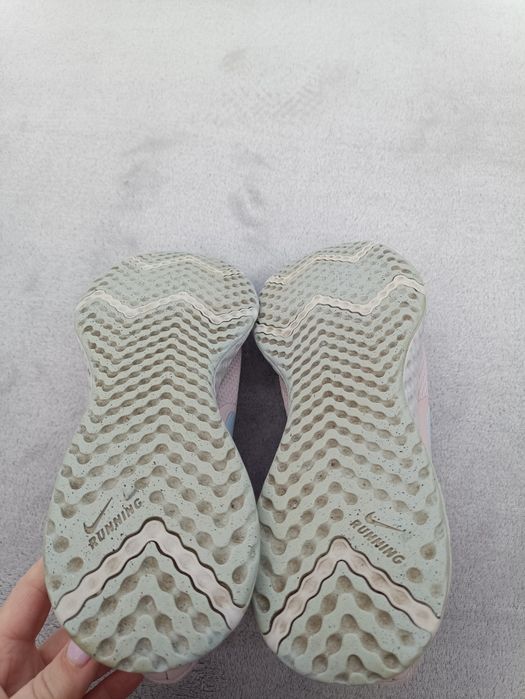 Женские кроссовки беговые Nike р40