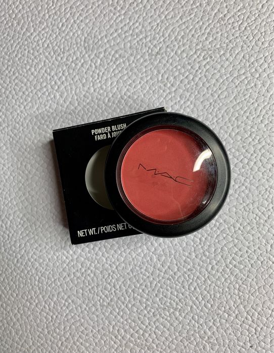 Mac Cosmetics Róż do policzków w kolorze czerwieni