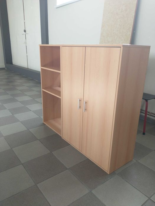 Wysoka komoda bukowa zmontowana