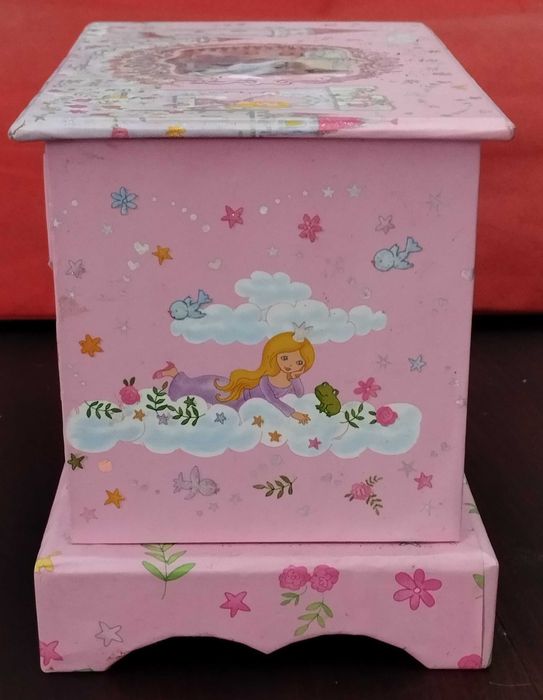 Cómoda de casa de bonecas, brinquedo de menina.