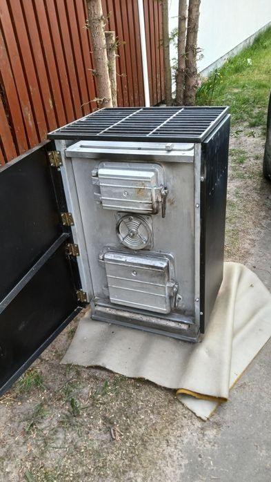 Piec koza na drzewo i węgiel