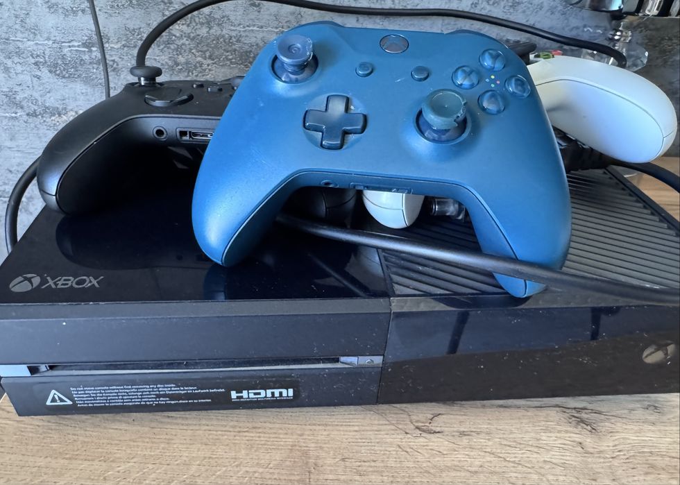 Xbox one plus 3 pady plus gry