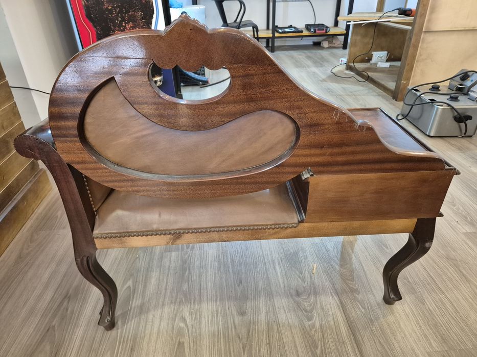 Sofá em ótimo estado de madeira