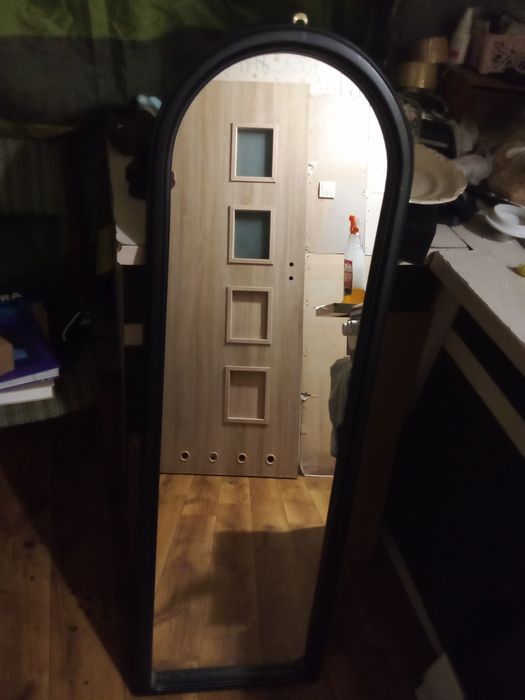 Duże lustro w drewnianej ramie