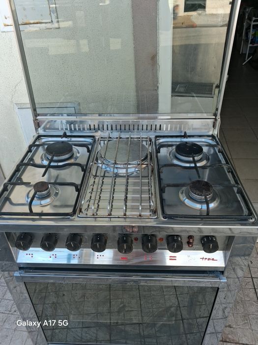 Fogão Tróia em inox com 4 bicos a gás e 1 eléctrico e forno eléctrico