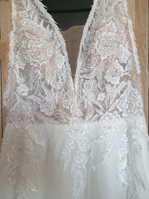 Suknia ślubna brokatowa