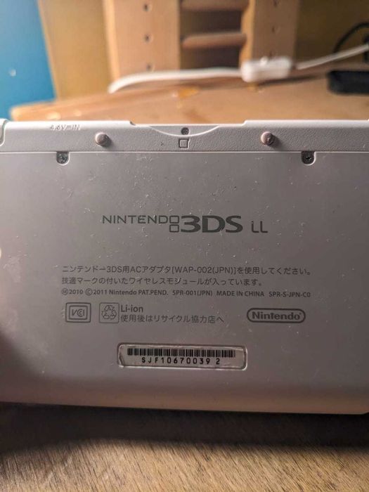 White Nintendo 3DS LL