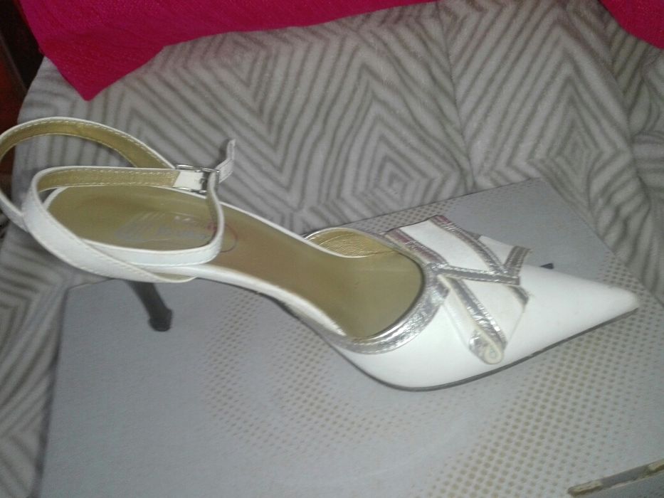 Sapatos brancos debrum prata