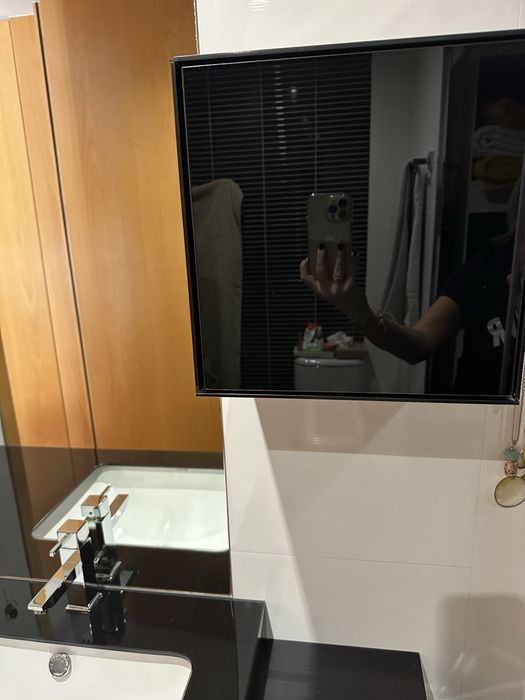 Móvel de casa de banho e toda a sua envolvência