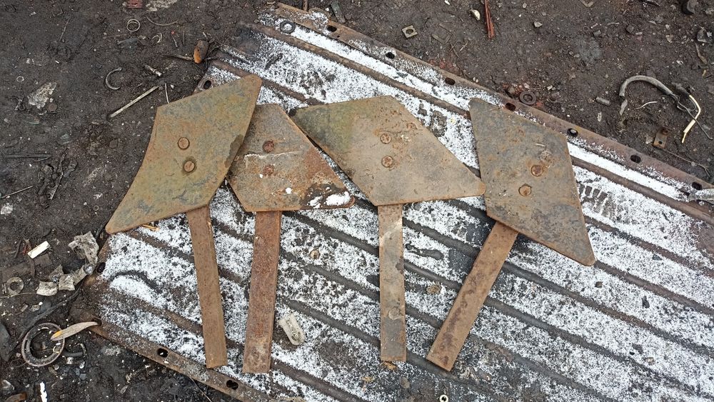Продам запчасти на плуг б/у .