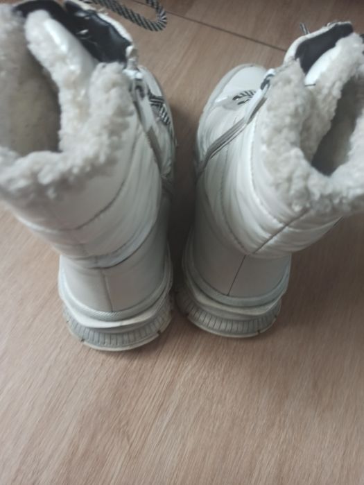 Зимові ботінки на дівчинку р. 36 (23 см. устілка) в гарному станв