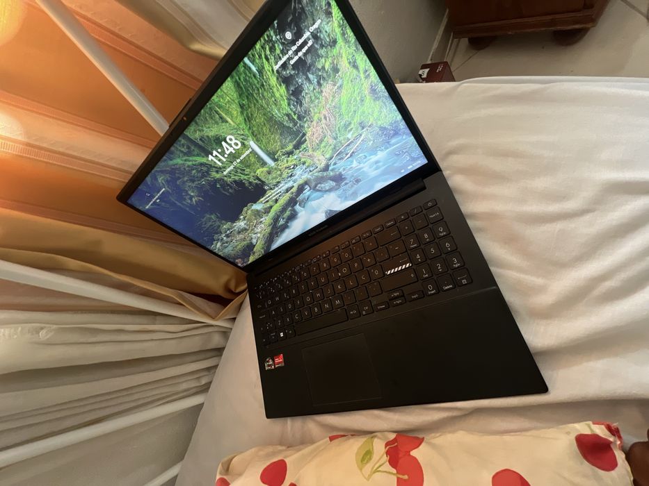 Vendo ASUS VivoBook Go 15 15.6", modelo E1504FA-R57BLHDPS1, em bom estado e totalmente funcional.