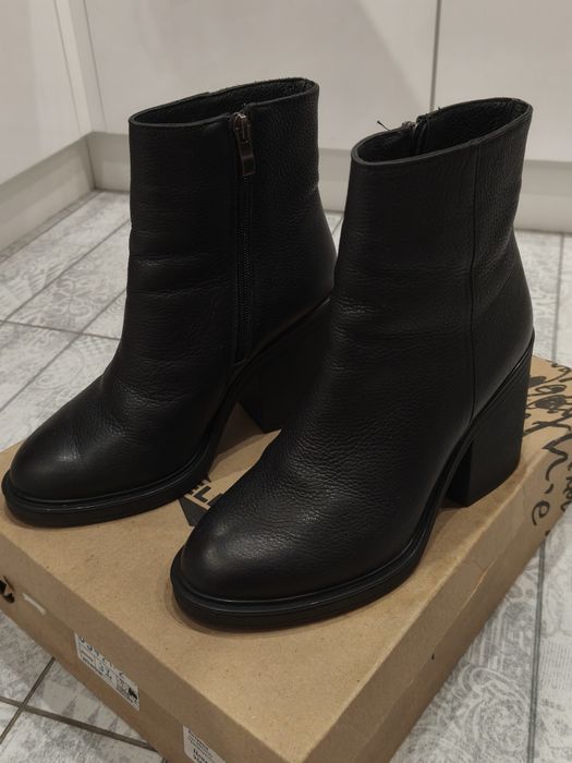 Продам шкіряні ,зимові чоботи.