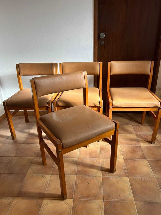 Cadeiras em madeira