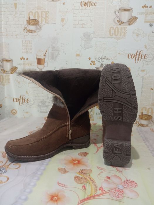 Продаються жіночі чоботи.