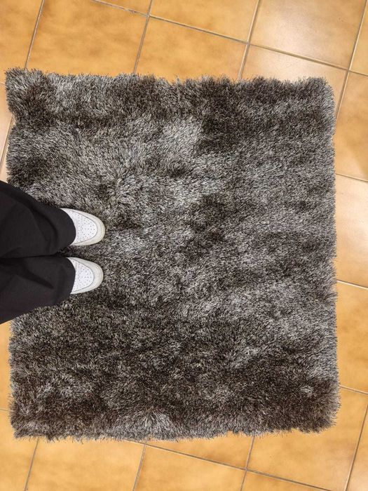 Carpete cinza com pelo alto, Medida - 100x90cm