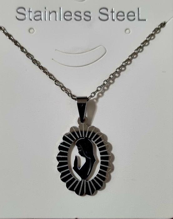 Colar prateado, em aço, com pingente da Nossa Senhora. Tem extensor