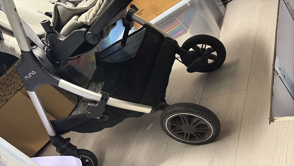 Trio Nuna ( carrinho, alcofa e ovo)