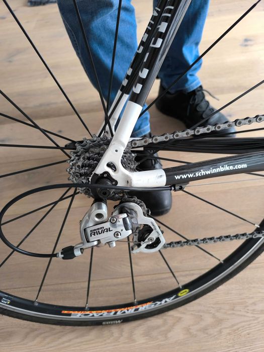 Rower szosowy schwinn carbon