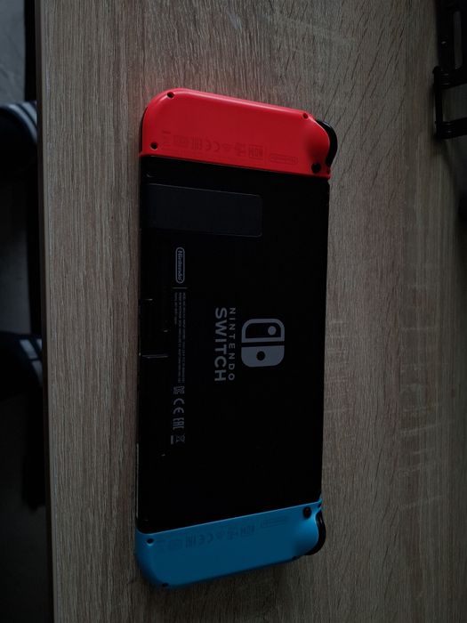 Nintendo Switch V2 – pełny zestaw, dobry stan