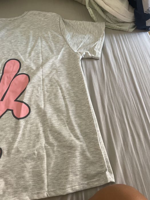 T-shirt temu rosa e cinzenta