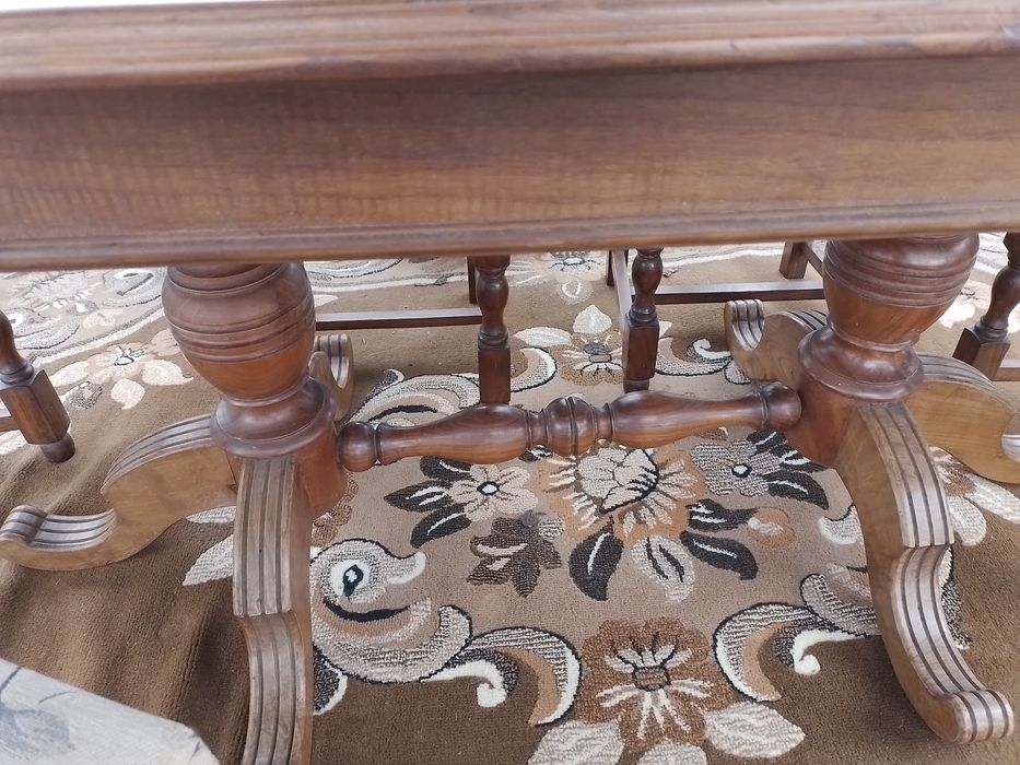 Mesa de sala com 8 cadeiras mede 1.90 x1m