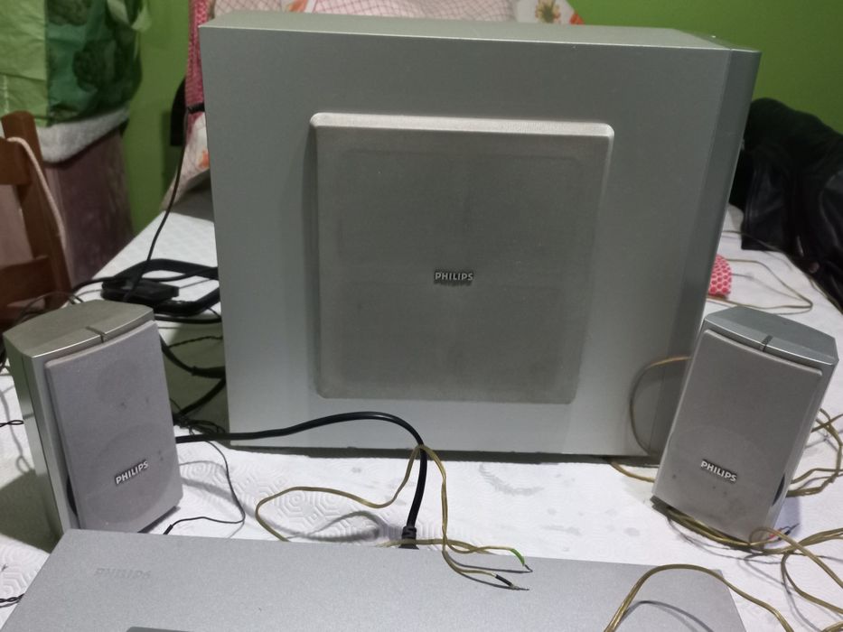 DVD com radio + 5 colunas (2 delas tem tripés) + sebufalo + comando