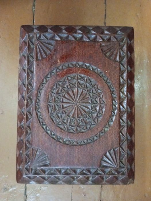Дерев'яна шкатулка