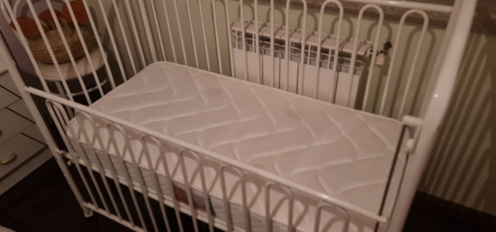 Cama de bebé e colchao