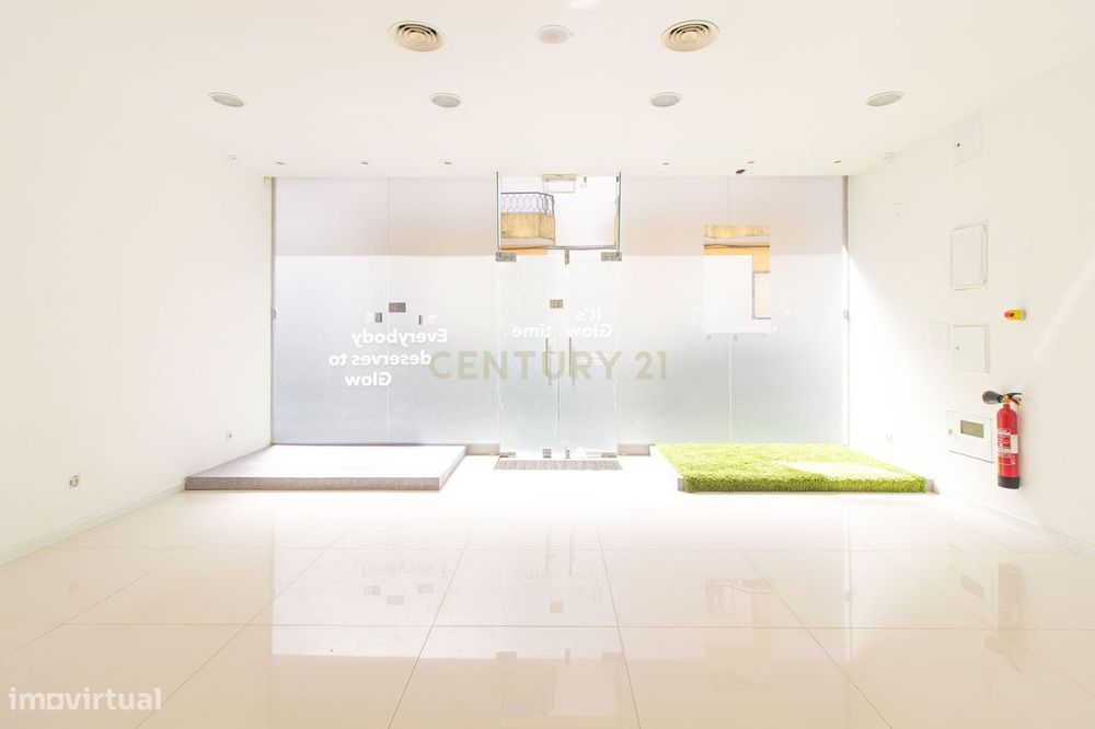 Loja com 129 m² em zona central com elevada visibilidade - Arrendament