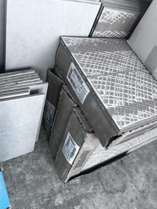 4 упаковки світло сіроі плитки 30*60 см