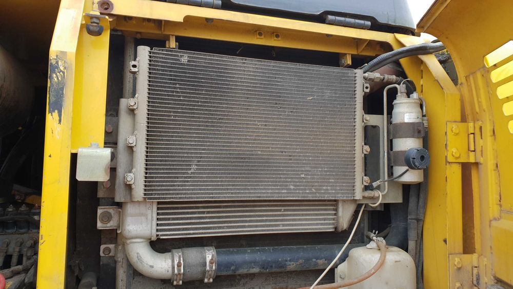koparka New Holland e 215 chłodnica cieczy oleju intercoolera